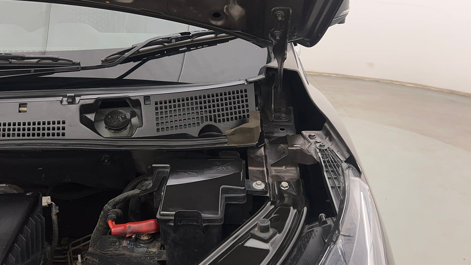 Used 2021 Nissan Magnite XV Premium Turbo (O) CVT Petrol Automatic engine ENGINE LEFT SIDE HINGE & APRON VIEW
