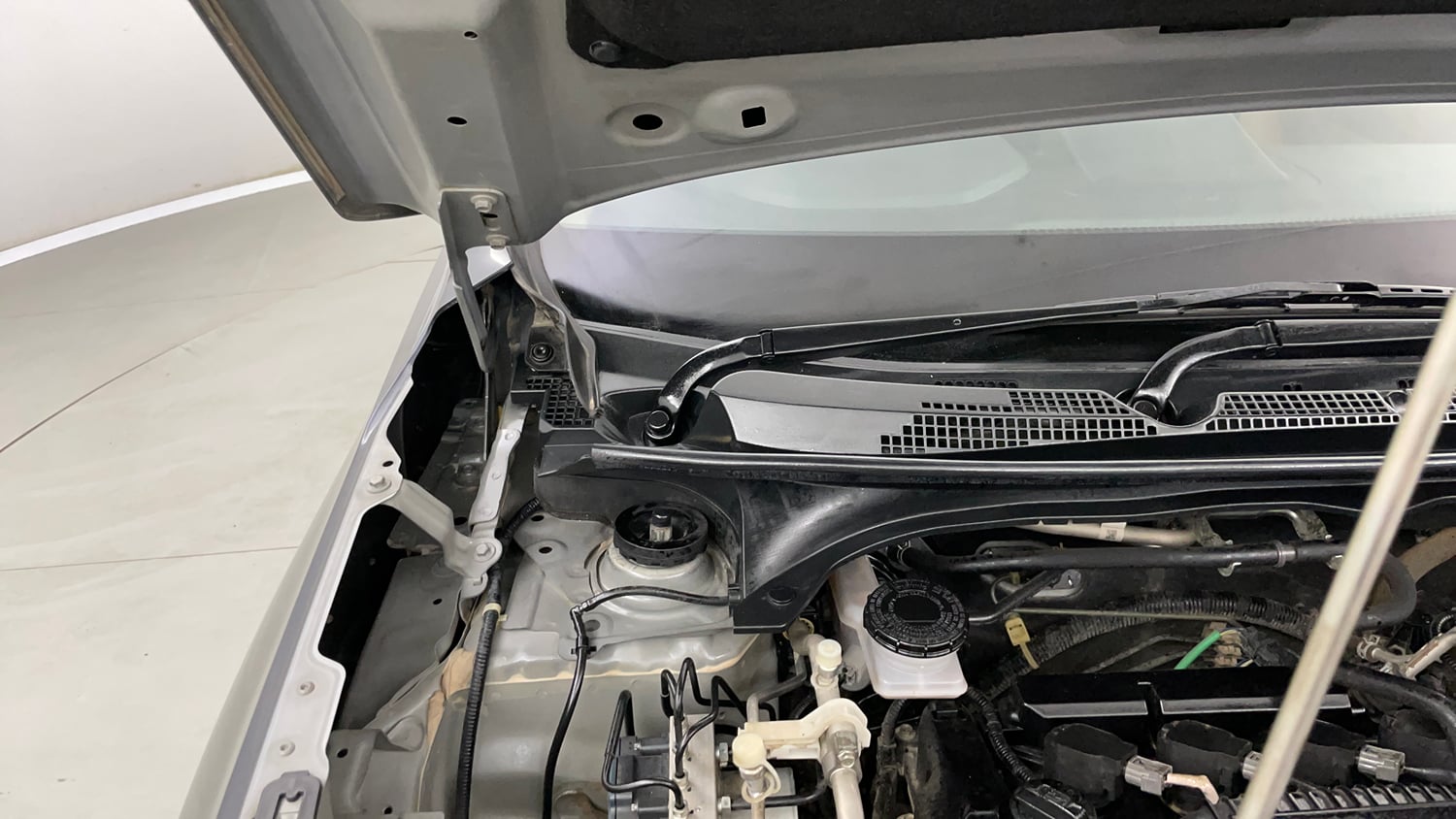 Used 2024 Honda Elevate ZX MT Petrol Manual engine ENGINE RIGHT SIDE HINGE & APRON VIEW