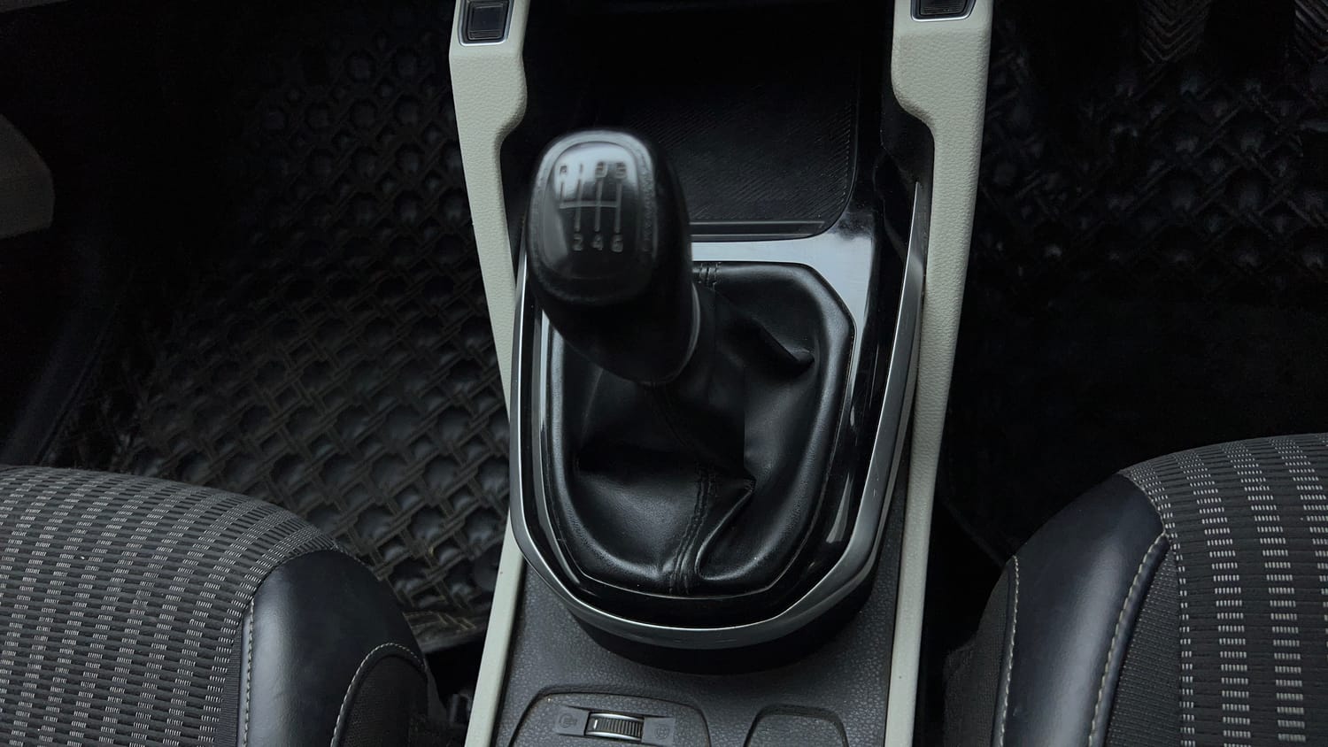 Used 2022 Kia Carens Prestige Plus 1.4 Petrol MT 7 STR Petrol Manual interior GEAR  KNOB VIEW