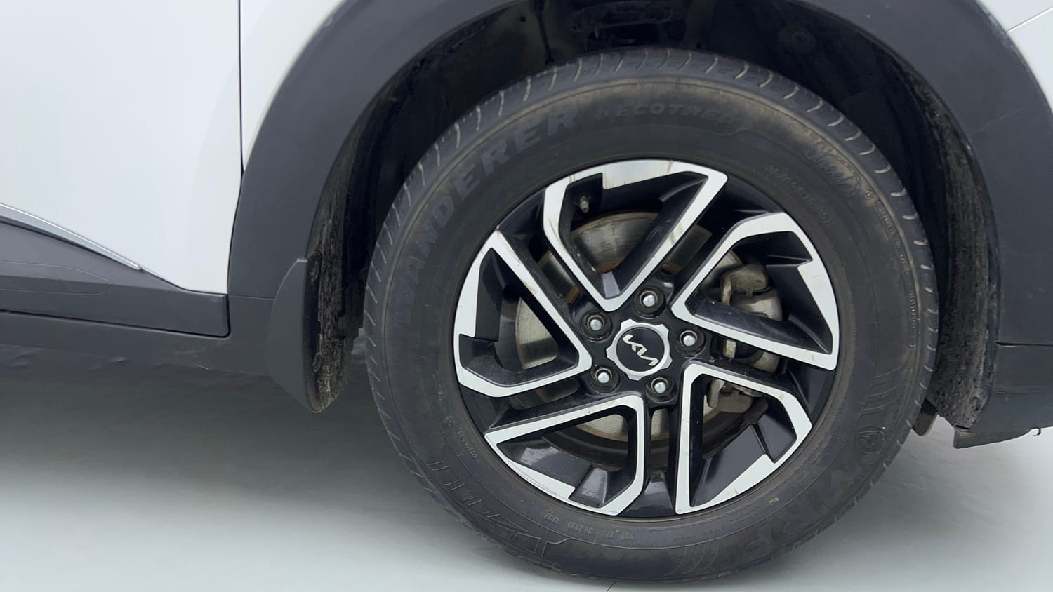 Used 2022 Kia Carens Prestige Plus 1.4 Petrol MT 7 STR Petrol Manual tyres RIGHT FRONT TYRE RIM VIEW