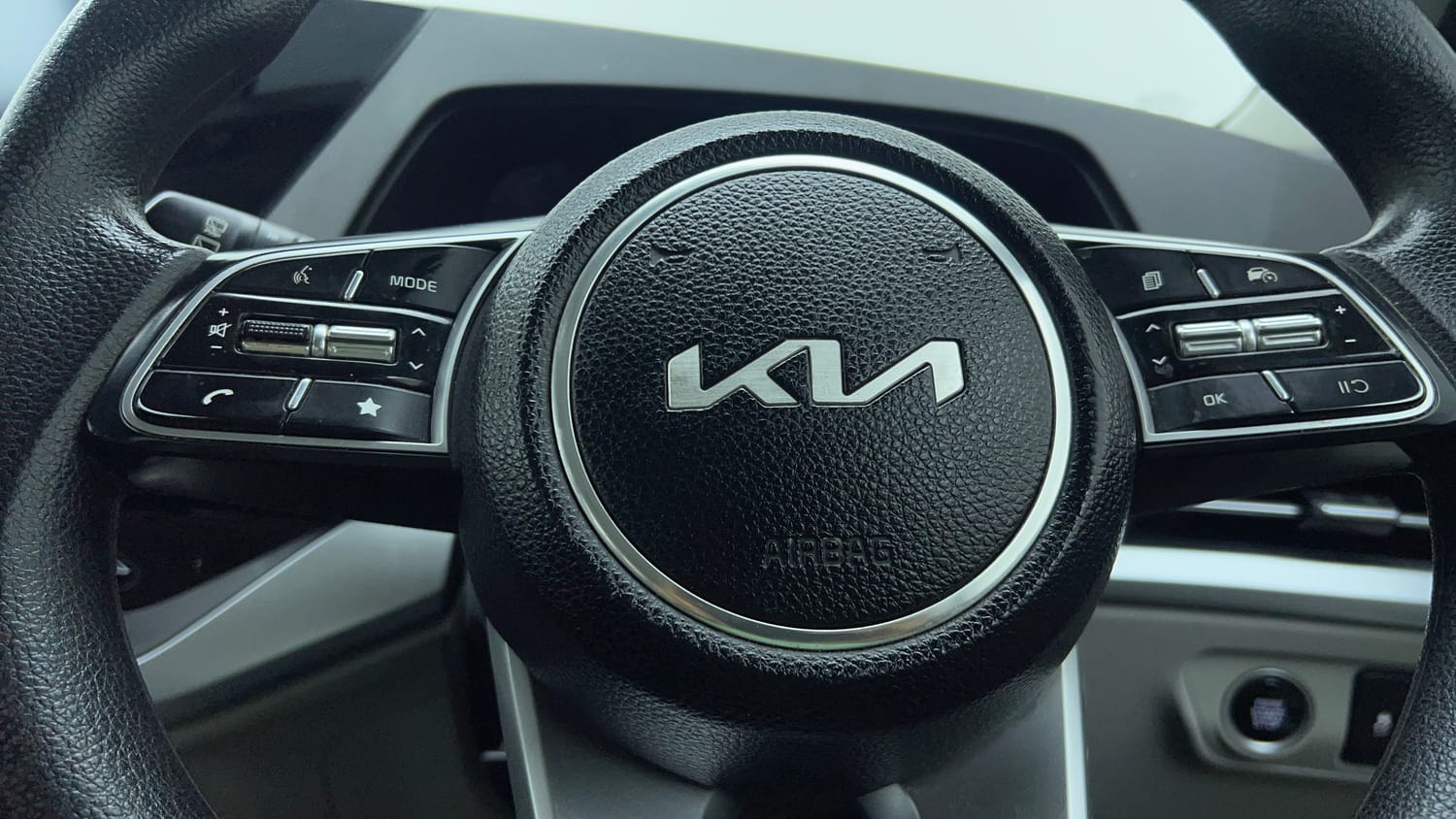 Used 2022 Kia Carens Prestige Plus 1.4 Petrol MT 7 STR Petrol Manual top_features Airbags