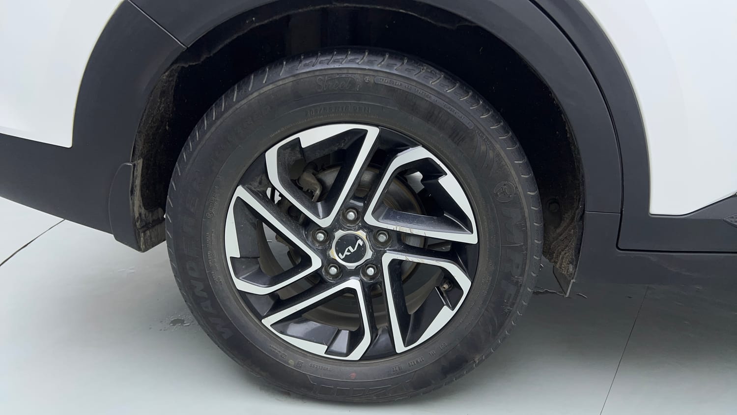 Used 2022 Kia Carens Prestige Plus 1.4 Petrol MT 7 STR Petrol Manual tyres RIGHT REAR TYRE RIM VIEW