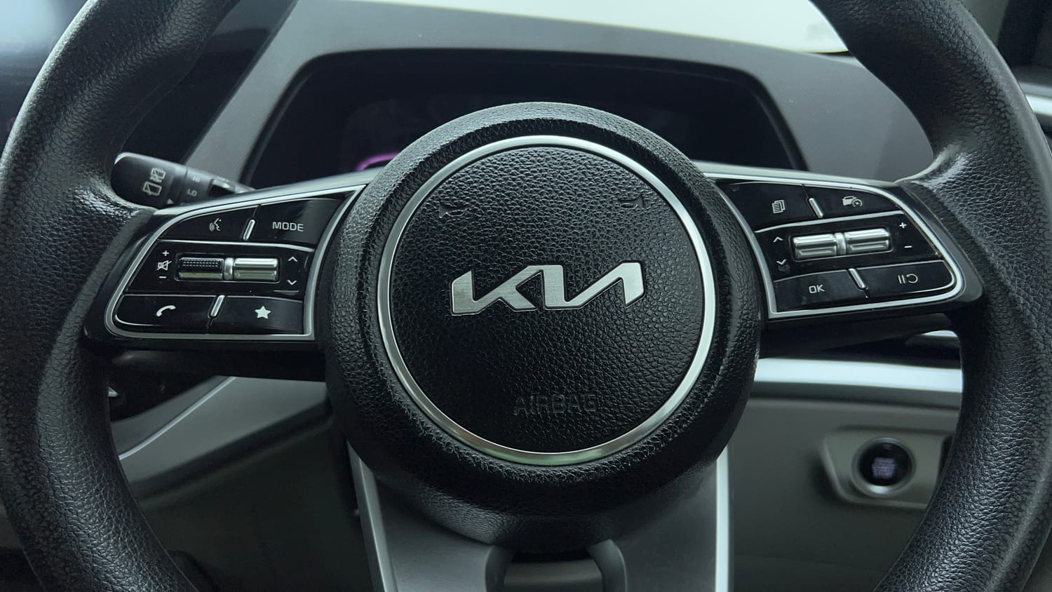 Used 2022 Kia Carens Prestige Plus 1.4 Petrol MT 7 STR Petrol Manual top_features Cruise control