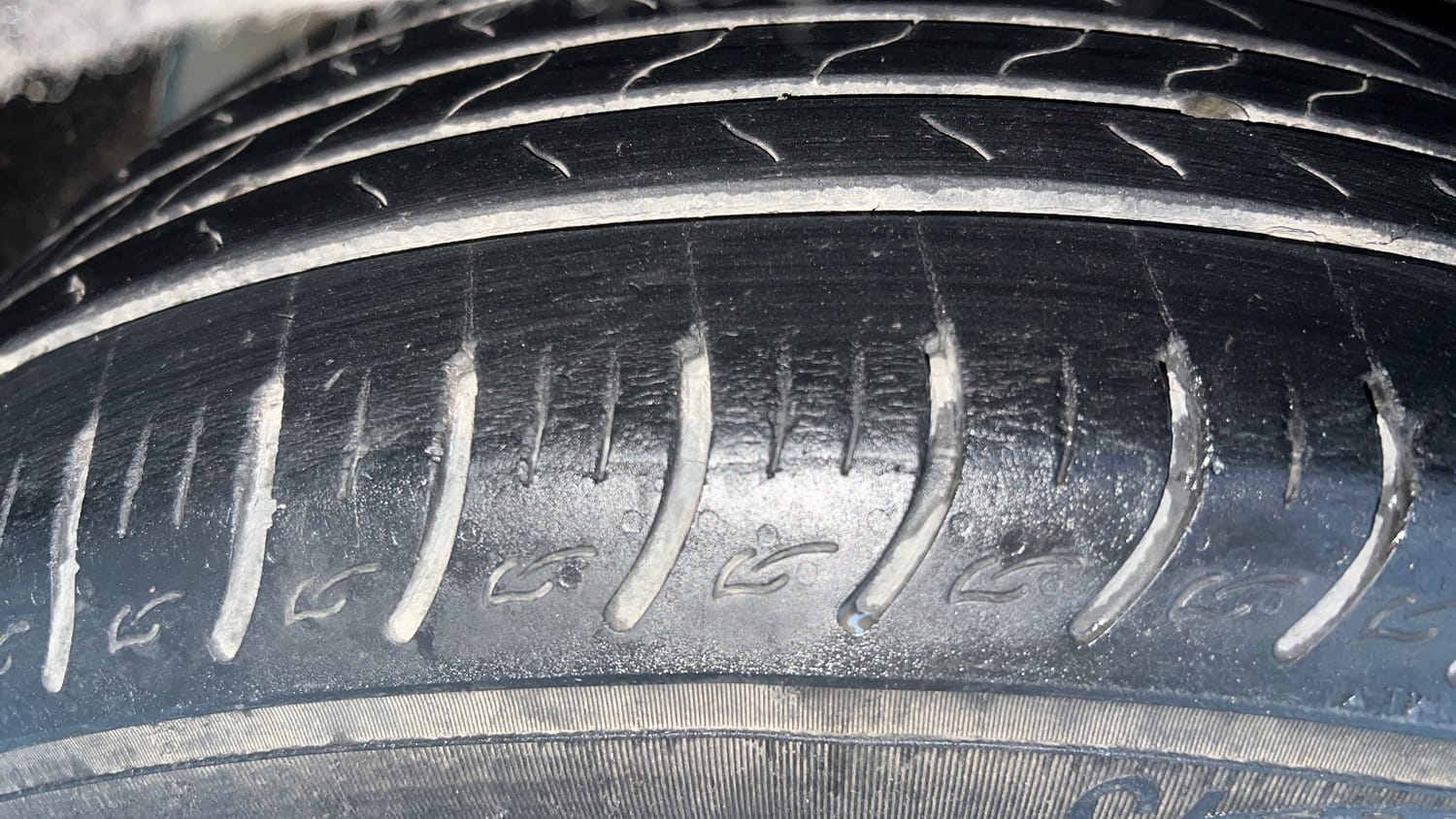 Used 2022 Kia Carens Prestige Plus 1.4 Petrol MT 7 STR Petrol Manual tyres RIGHT REAR TYRE TREAD VIEW