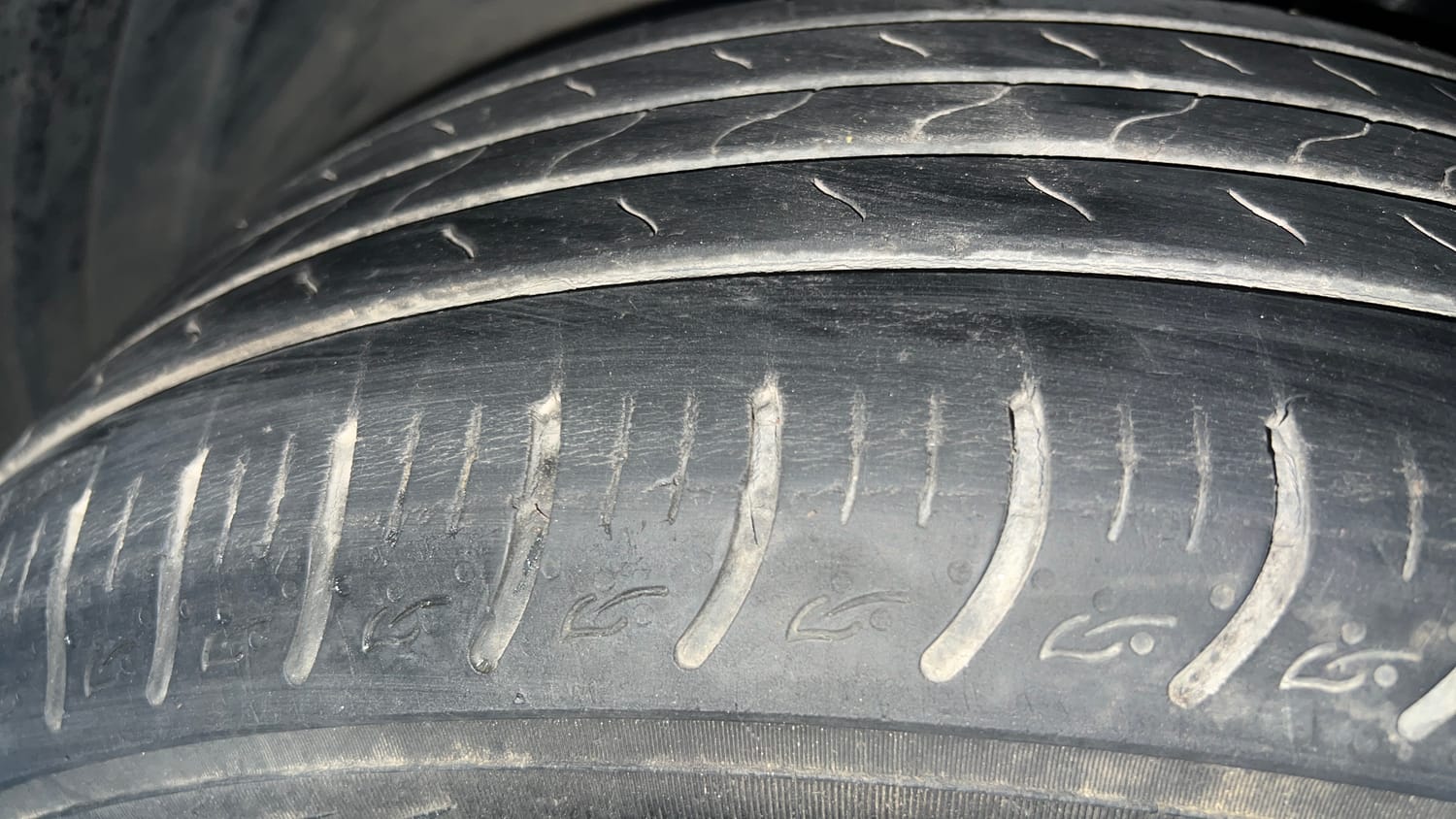 Used 2022 Kia Carens Prestige Plus 1.4 Petrol MT 7 STR Petrol Manual tyres LEFT FRONT TYRE TREAD VIEW