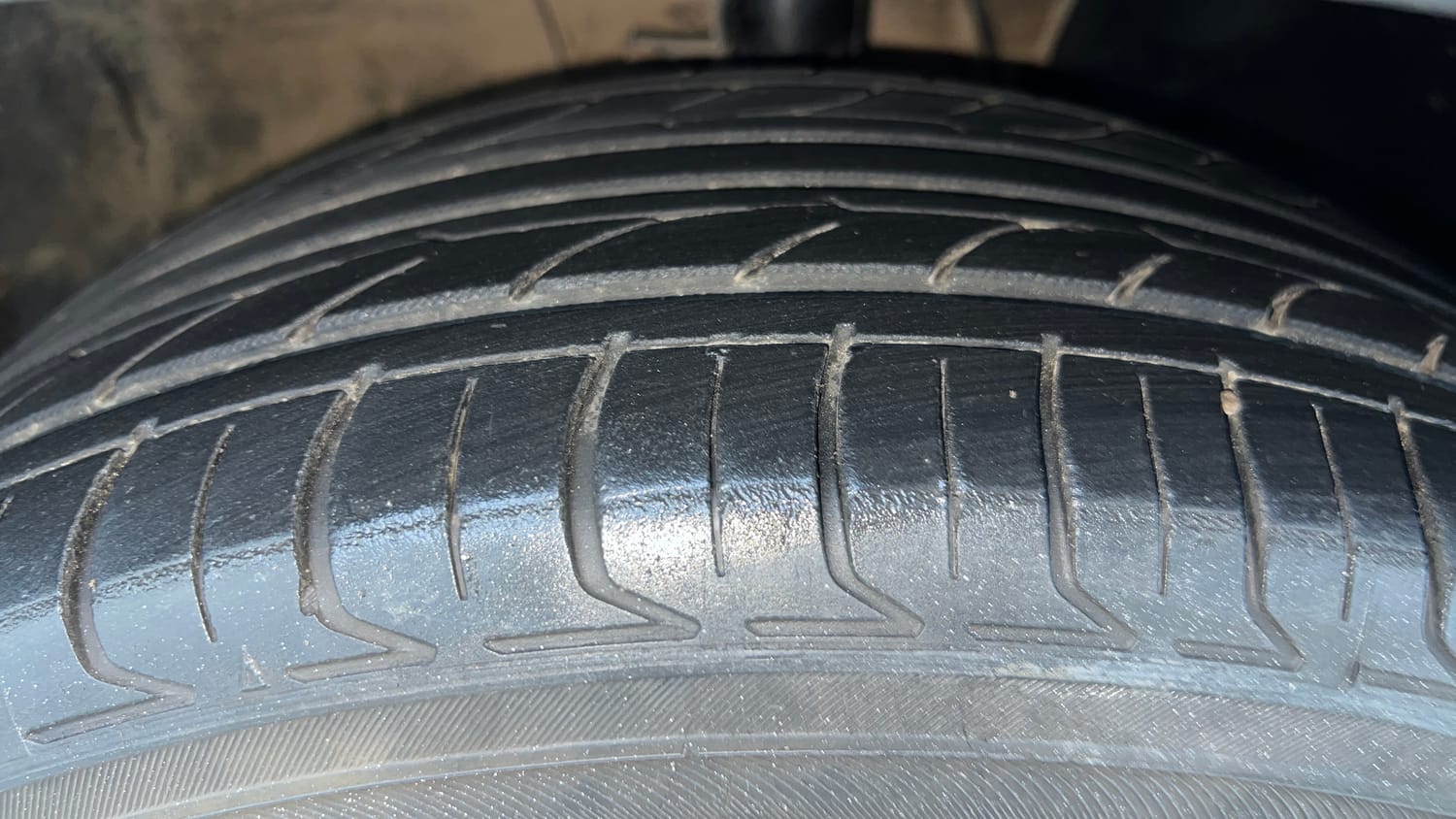 Used 2022 Kia Carens Luxury Plus 1.5 Diesel 6 STR Diesel Manual tyres RIGHT FRONT TYRE TREAD VIEW