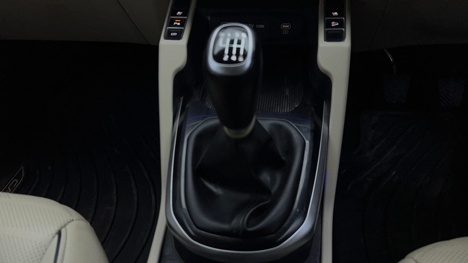 Used 2022 Kia Carens Luxury Plus 1.5 Diesel 6 STR Diesel Manual interior GEAR  KNOB VIEW
