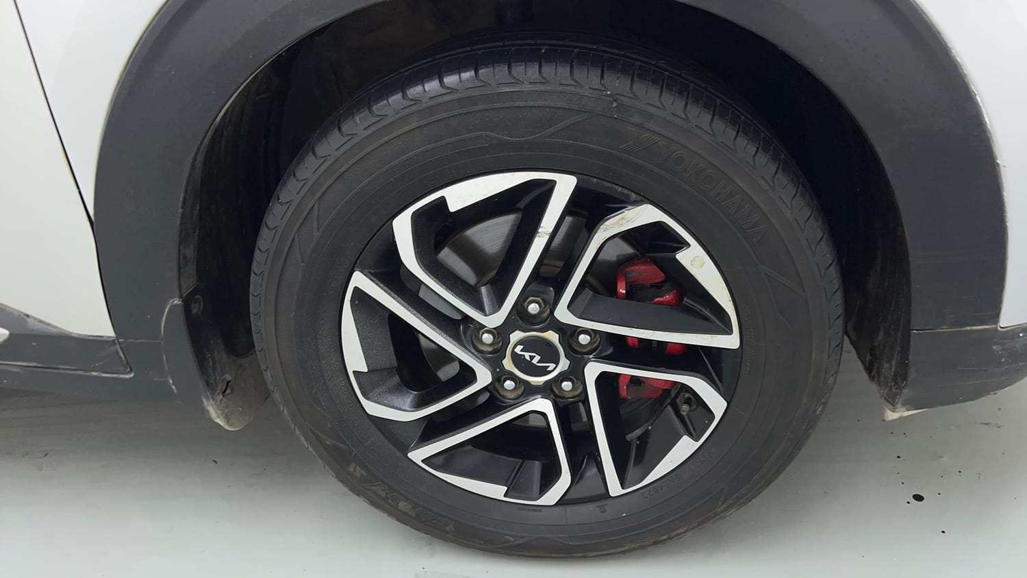Used 2022 Kia Carens Luxury Plus 1.5 Diesel 6 STR Diesel Manual tyres RIGHT FRONT TYRE RIM VIEW