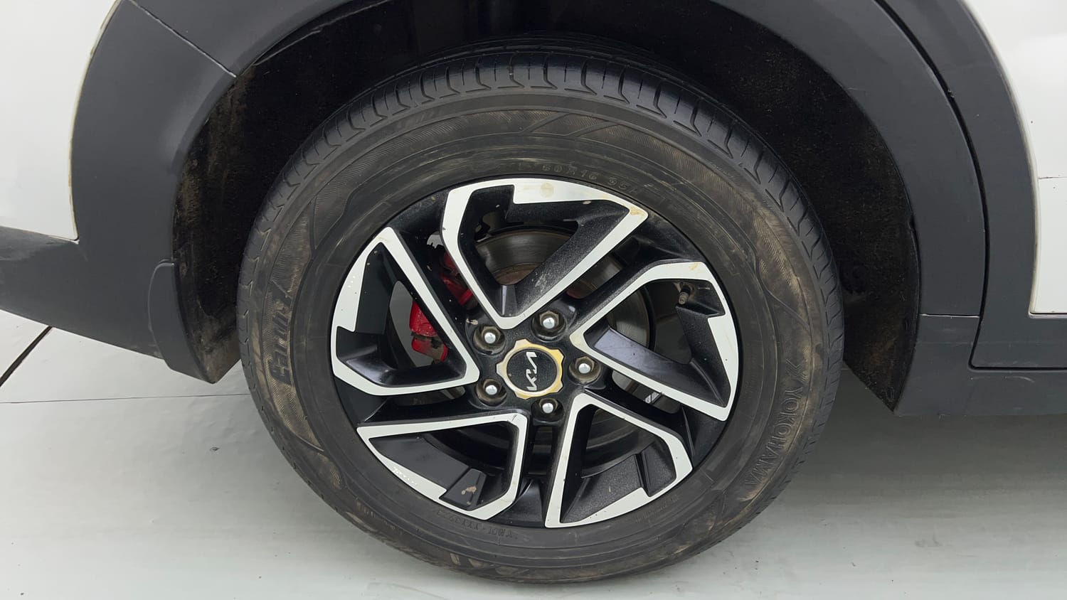 Used 2022 Kia Carens Luxury Plus 1.5 Diesel 6 STR Diesel Manual tyres RIGHT REAR TYRE RIM VIEW