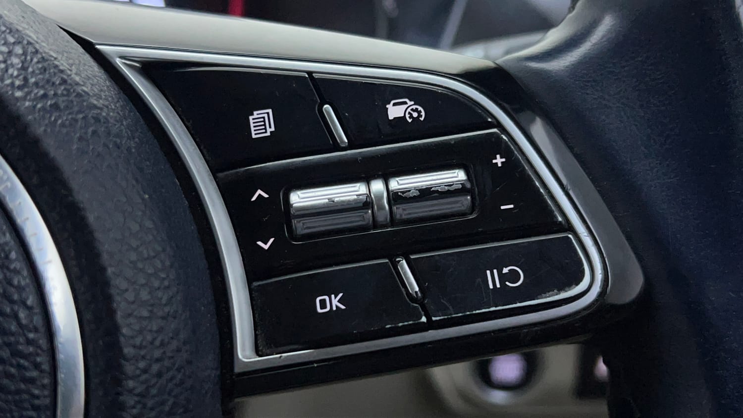 Used 2022 Kia Carens Luxury Plus 1.5 Diesel 6 STR Diesel Manual top_features Cruise control