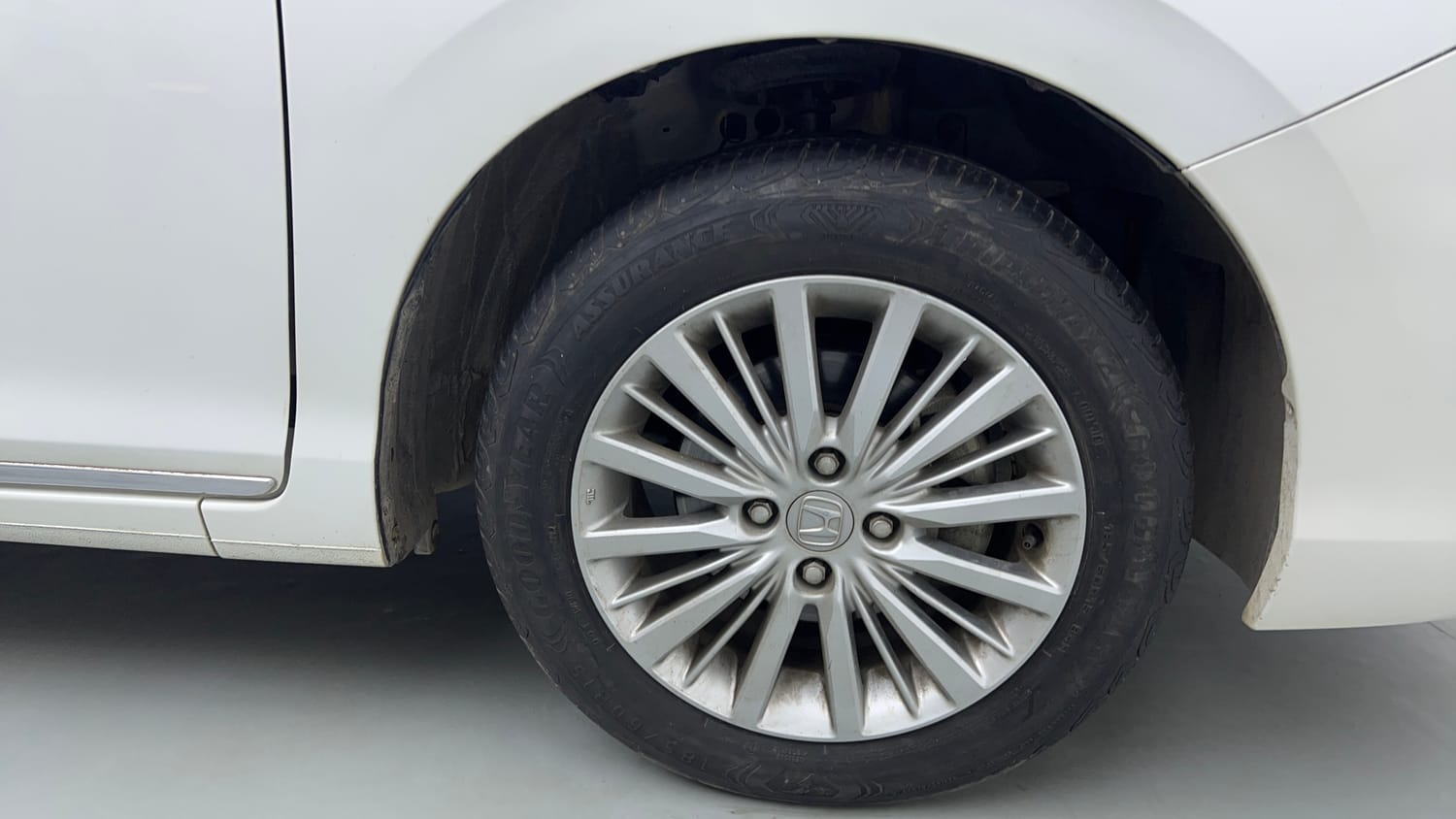 Used 2022 Honda City V Petrol Petrol Manual tyres RIGHT FRONT TYRE RIM VIEW
