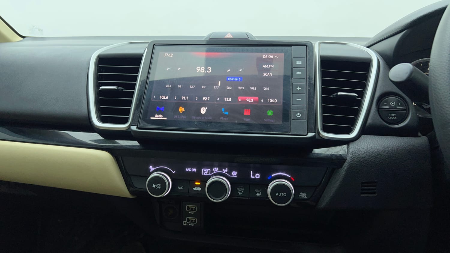 Used 2022 Honda City V Petrol Petrol Manual top_features Touch screen infotainment system