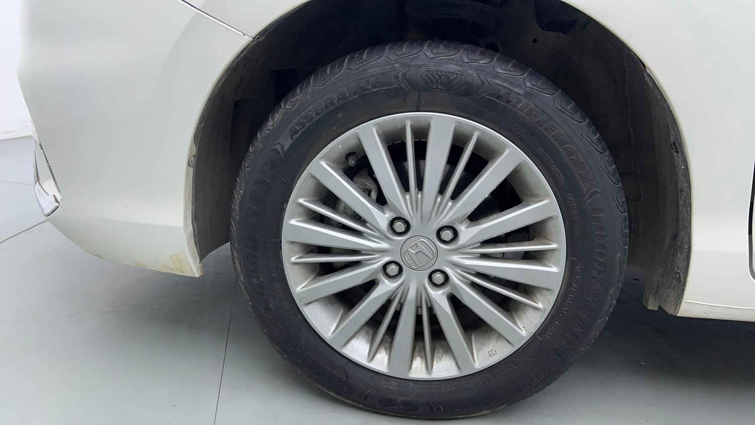 Used 2022 Honda City V Petrol Petrol Manual tyres LEFT FRONT TYRE RIM VIEW