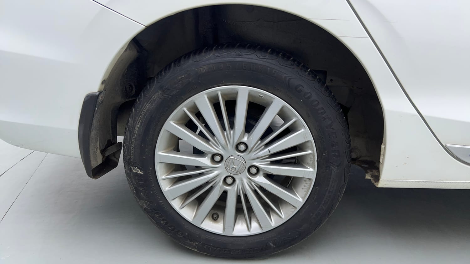 Used 2022 Honda City V Petrol Petrol Manual tyres RIGHT REAR TYRE RIM VIEW