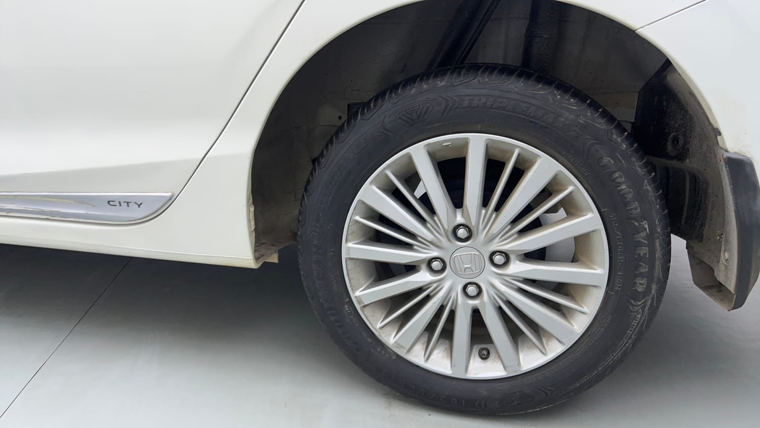 Used 2022 Honda City V Petrol Petrol Manual tyres LEFT REAR TYRE RIM VIEW