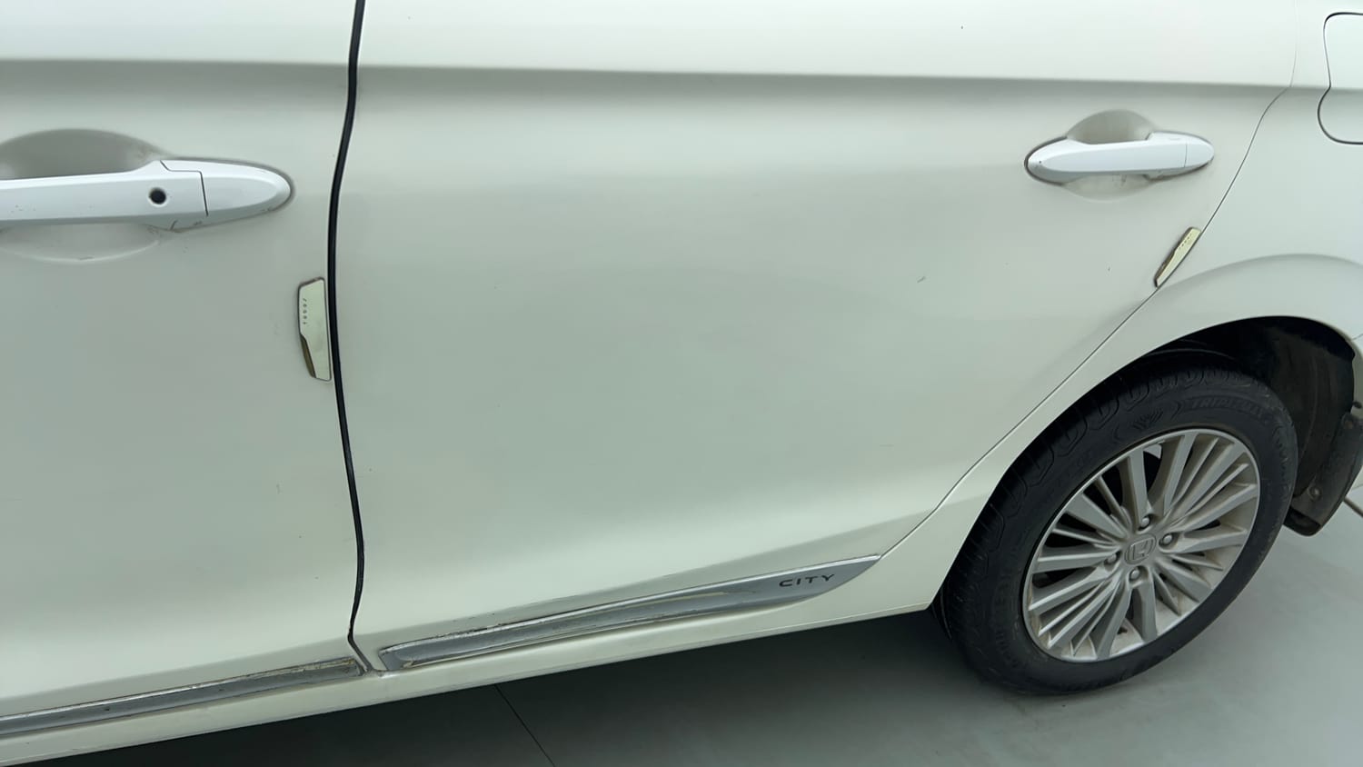 Used 2022 Honda City V Petrol Petrol Manual dents MINOR SCRATCH