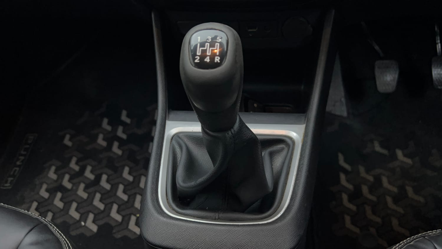 Used 2022 Tata Punch Accomplished MT Petrol Manual interior GEAR  KNOB VIEW