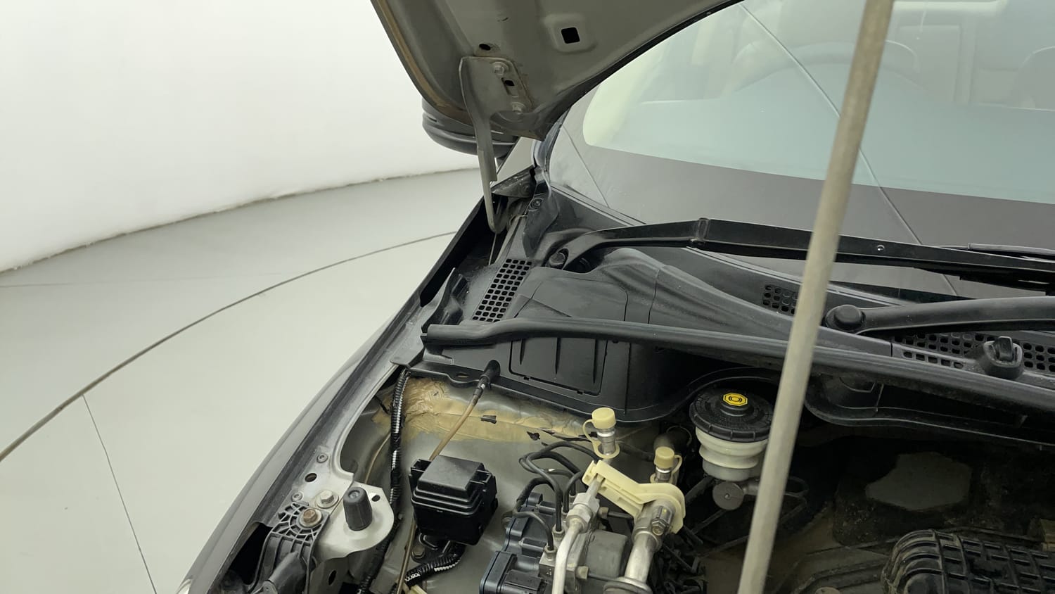 Used 2015 Honda City VX CVT Petrol Automatic engine ENGINE RIGHT SIDE HINGE & APRON VIEW