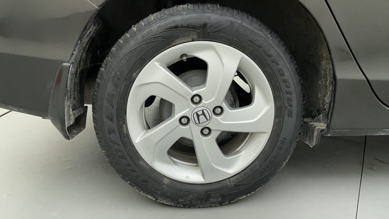 Used 2015 Honda City VX CVT Petrol Automatic tyres RIGHT REAR TYRE RIM VIEW