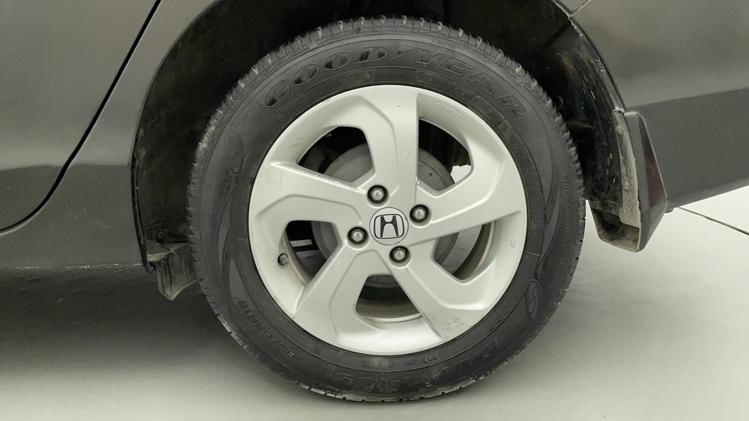 Used 2015 Honda City VX CVT Petrol Automatic tyres LEFT REAR TYRE RIM VIEW