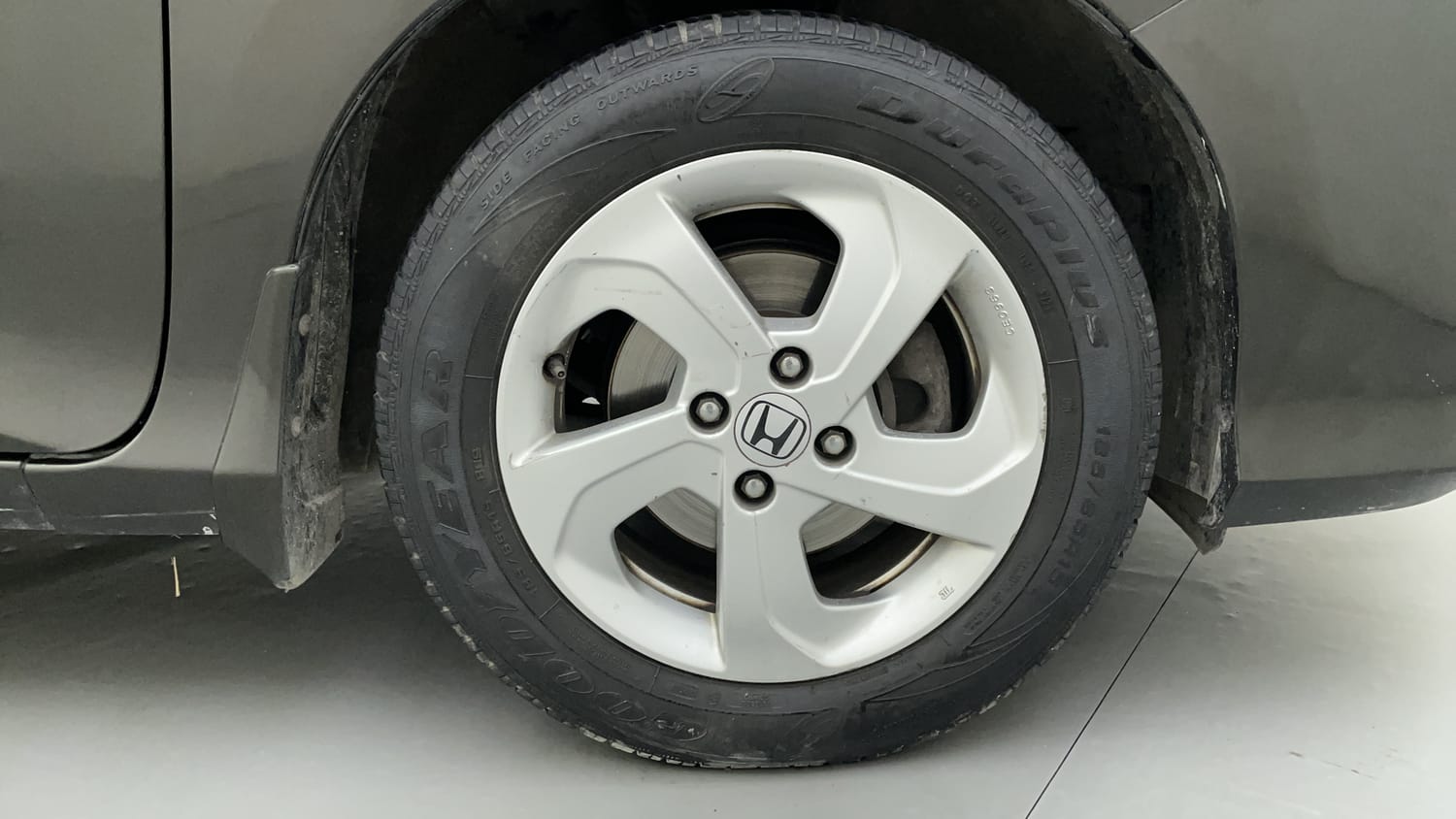 Used 2015 Honda City VX CVT Petrol Automatic tyres RIGHT FRONT TYRE RIM VIEW