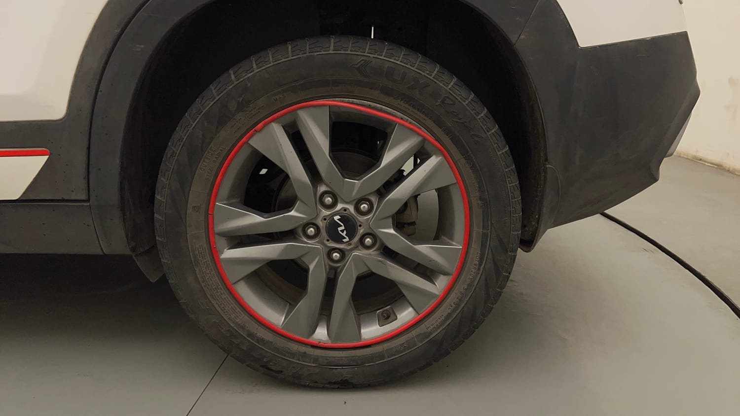 Used 2021 kia Seltos HTX IVT 1.5 Petrol Automatic tyres LEFT REAR TYRE RIM VIEW