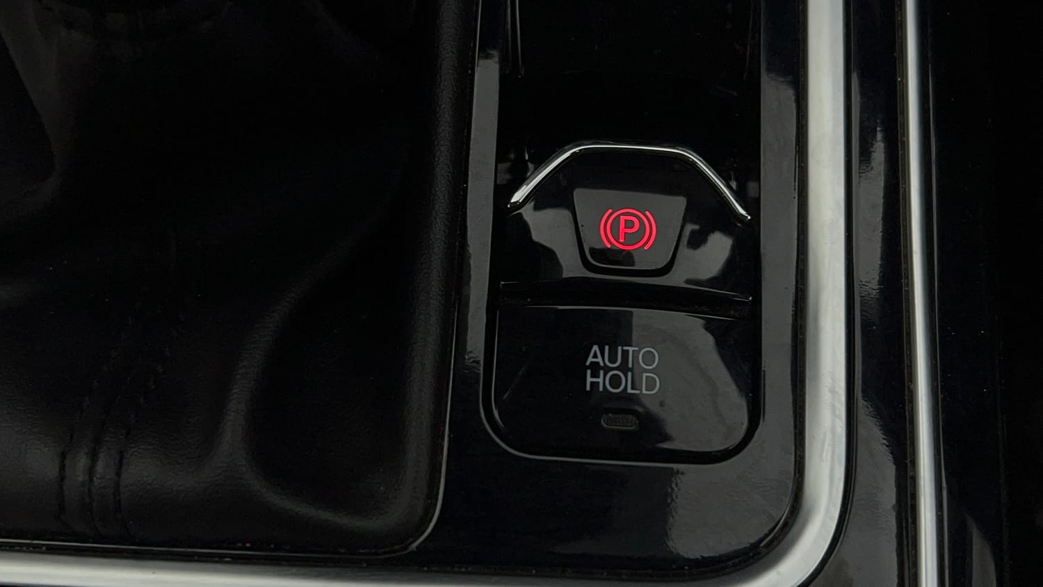 Used 2023 Mahindra XUV700 AX 7 Luxury Pack Diesel MT 7 STR Diesel Manual top_features Electronic parking brake