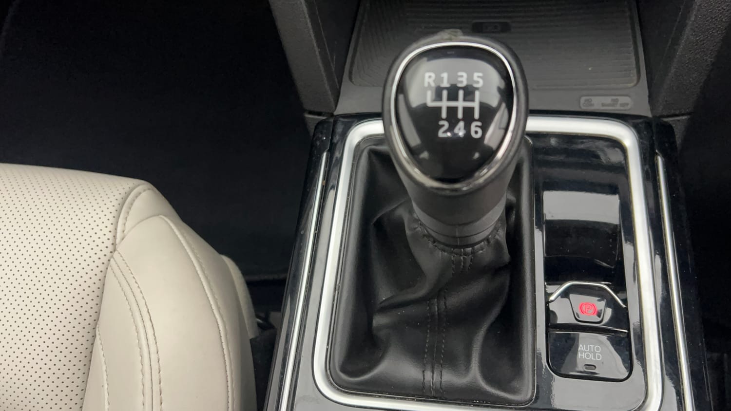 Used 2023 Mahindra XUV700 AX 7 Luxury Pack Diesel MT 7 STR Diesel Manual interior GEAR  KNOB VIEW