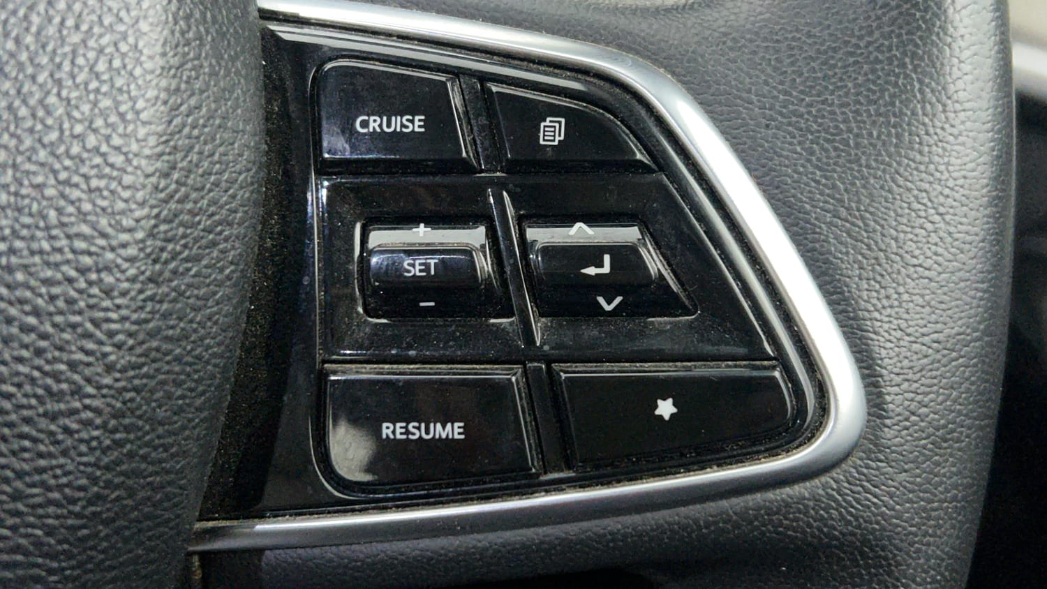 Used 2023 Mahindra XUV700 AX 7 Luxury Pack Diesel MT 7 STR Diesel Manual top_features Cruise control