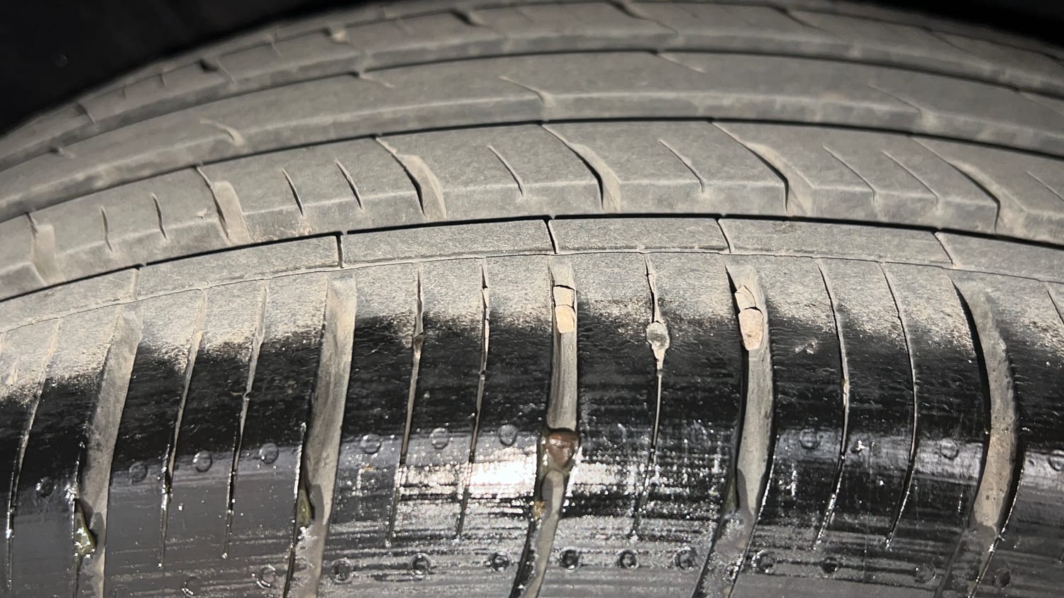 Used 2023 Mahindra XUV700 AX 7 Luxury Pack Diesel MT 7 STR Diesel Manual tyres RIGHT REAR TYRE TREAD VIEW