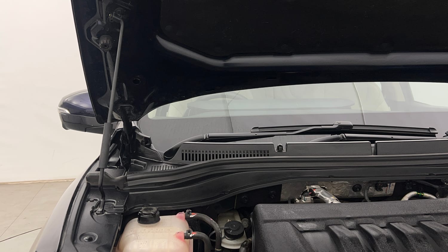 Used 2023 Mahindra XUV700 AX 7 Luxury Pack Diesel MT 7 STR Diesel Manual engine ENGINE RIGHT SIDE HINGE & APRON VIEW