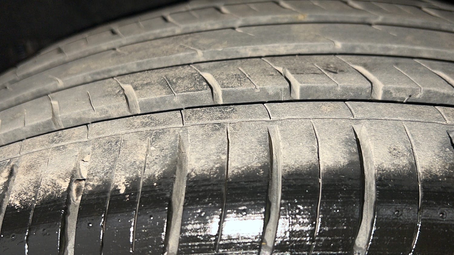 Used 2023 Mahindra XUV700 AX 7 Luxury Pack Diesel MT 7 STR Diesel Manual tyres LEFT REAR TYRE TREAD VIEW