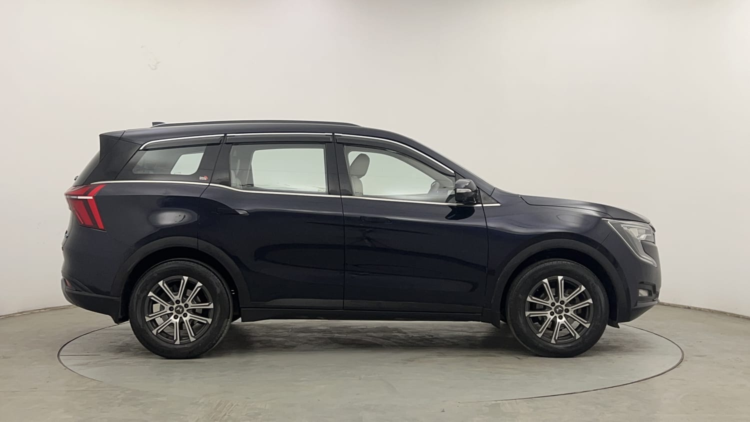 Used 2023 Mahindra XUV700 AX 7 Luxury Pack Diesel MT 7 STR Diesel Manual exterior RIGHT SIDE VIEW