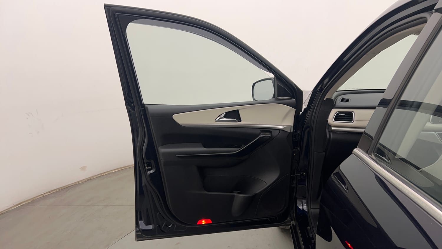 Used 2023 Mahindra XUV700 AX 7 Luxury Pack Diesel MT 7 STR Diesel Manual interior LEFT FRONT DOOR OPEN VIEW