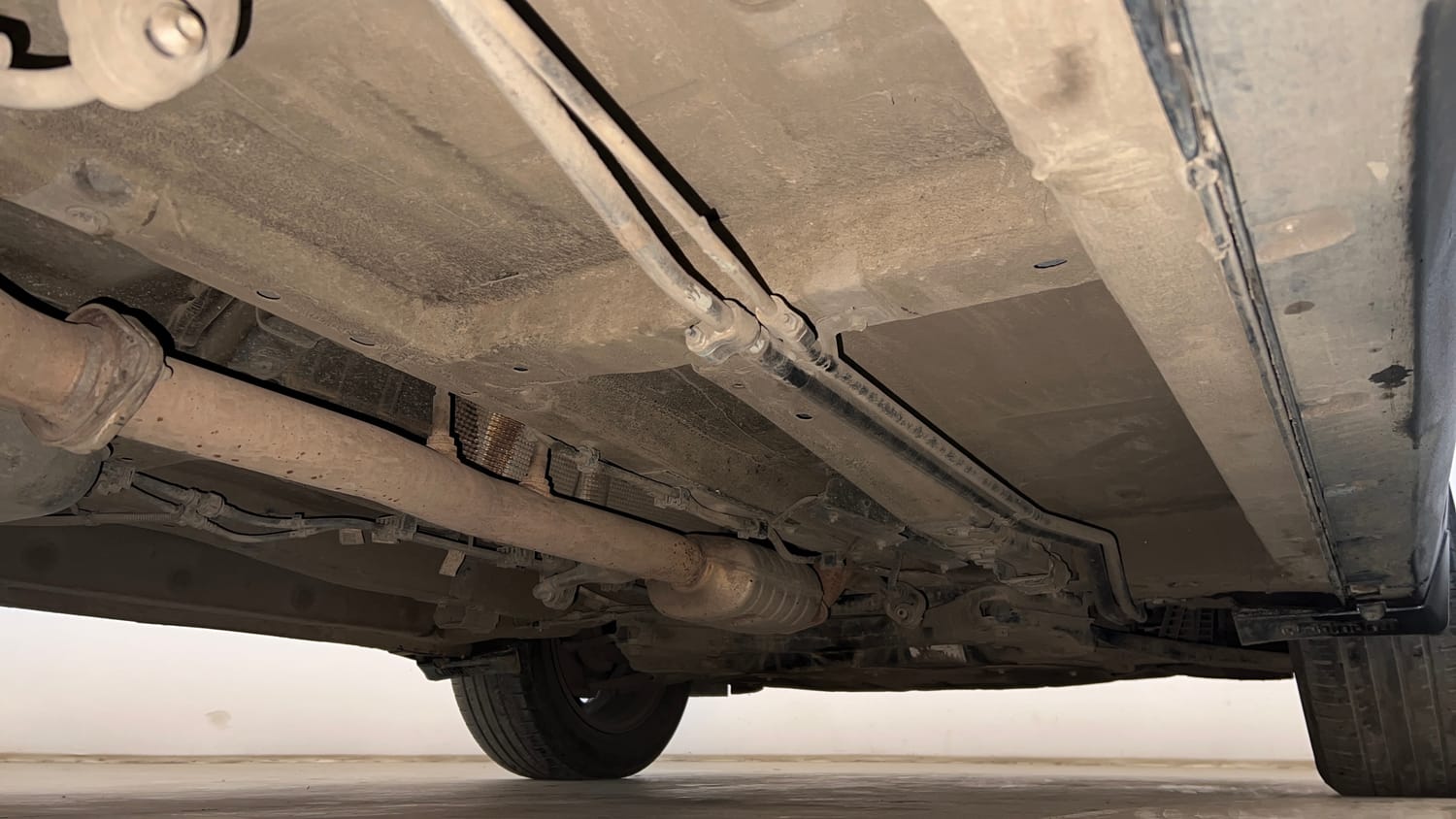 Used 2023 Mahindra XUV700 AX 7 Luxury Pack Diesel MT 7 STR Diesel Manual extra REAR RIGHT UNDERBODY VIEW