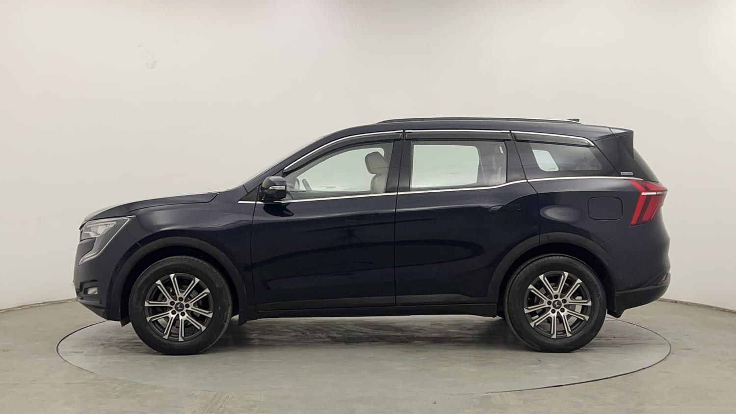 Used 2023 Mahindra XUV700 AX 7 Luxury Pack Diesel MT 7 STR Diesel Manual exterior LEFT SIDE VIEW