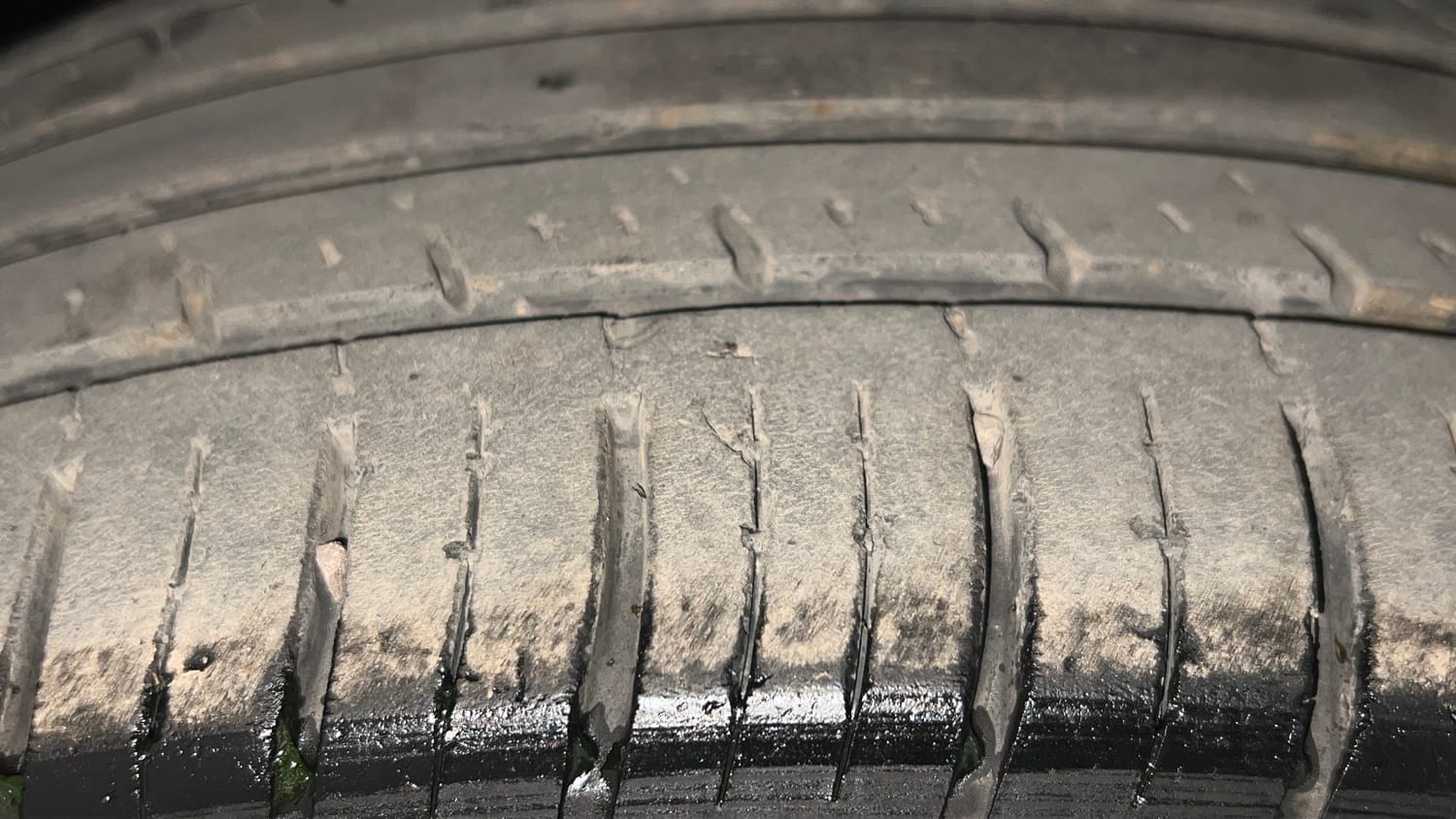 Used 2023 Mahindra XUV700 AX 7 Luxury Pack Diesel MT 7 STR Diesel Manual tyres LEFT FRONT TYRE TREAD VIEW