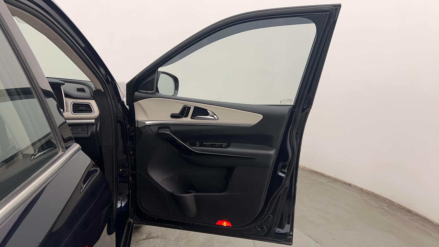 Used 2023 Mahindra XUV700 AX 7 Luxury Pack Diesel MT 7 STR Diesel Manual interior RIGHT FRONT DOOR OPEN VIEW