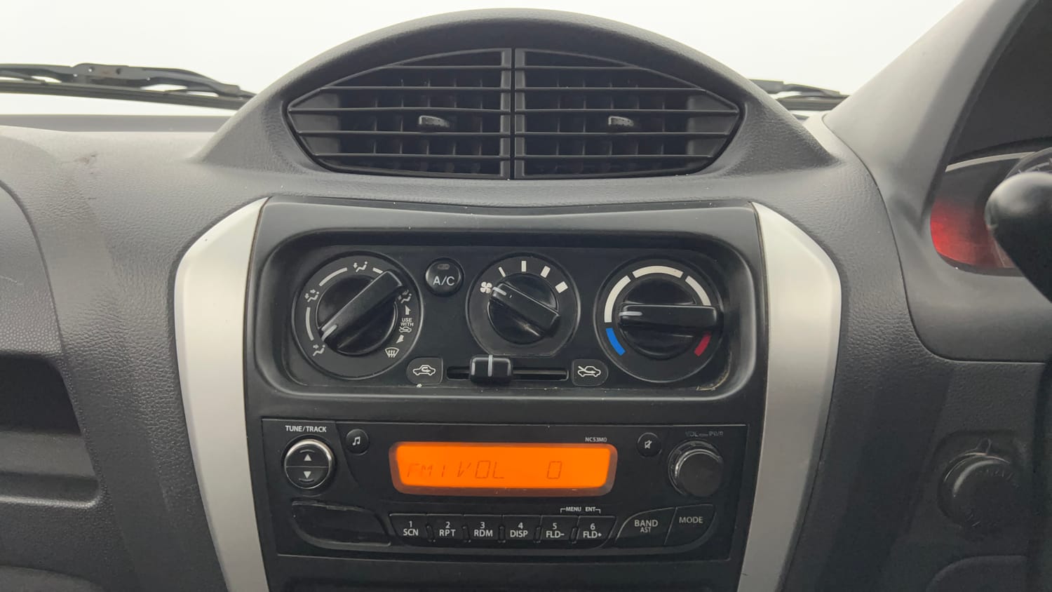 Used 2019 Maruti Suzuki Alto 800 VXi Petrol Manual top_features Integrated (in-dash) music system