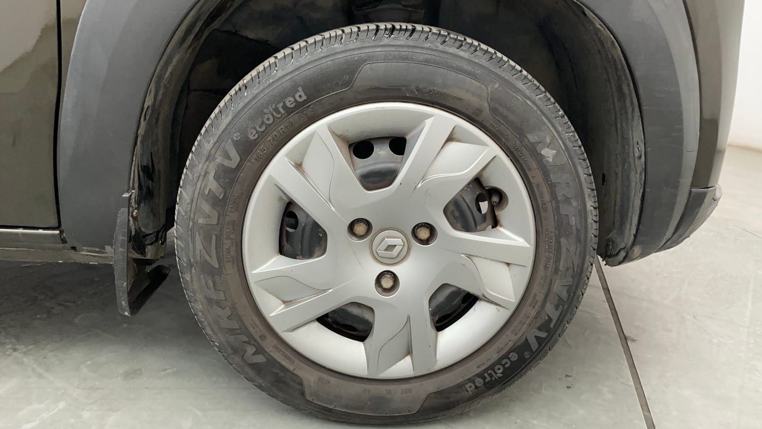 Used 2020 Renault Kwid RXT 1.0 AMT Opt Petrol Automatic tyres RIGHT FRONT TYRE RIM VIEW
