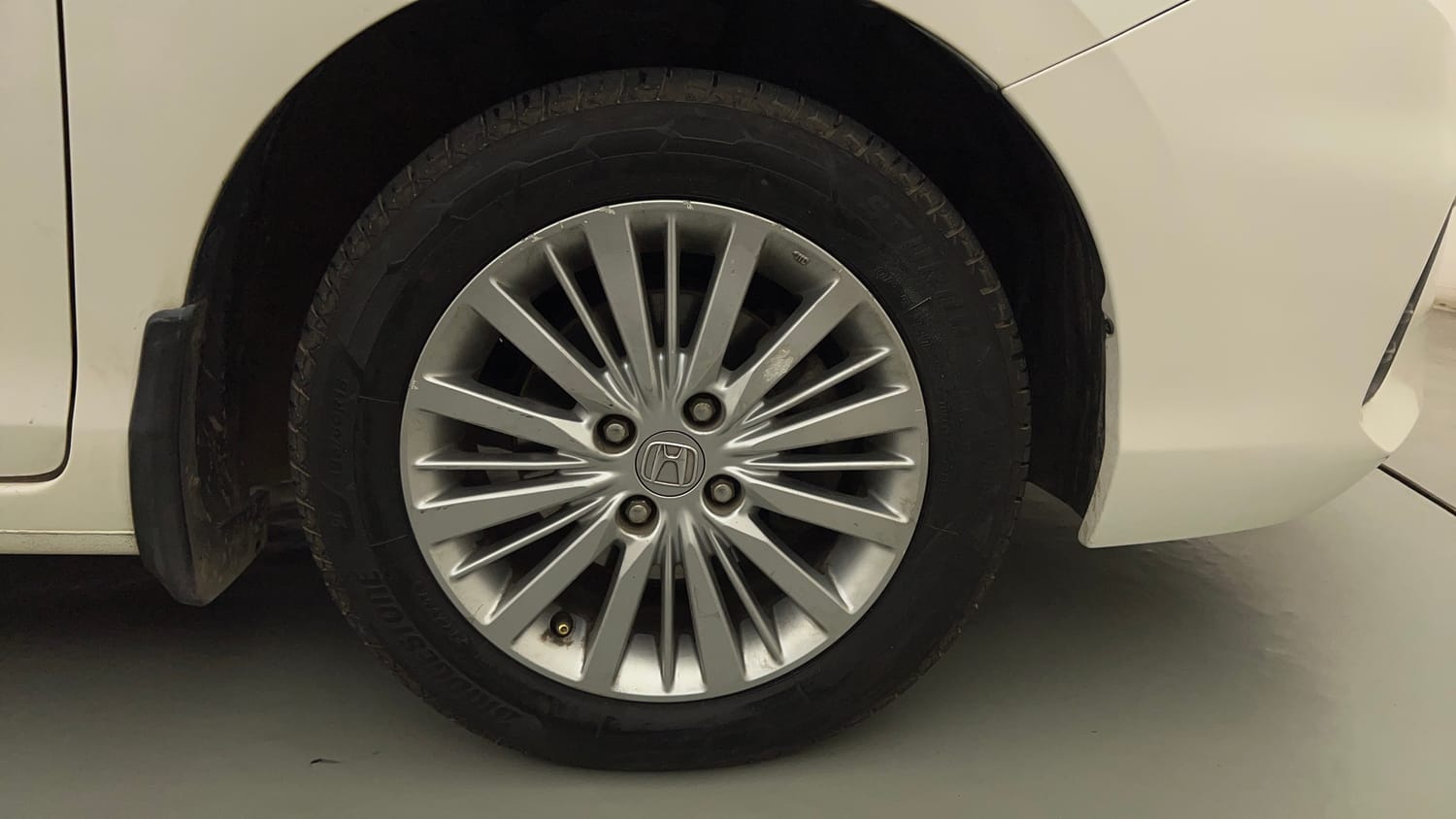 Used 2021 Honda City V CVT Petrol Petrol Automatic tyres RIGHT FRONT TYRE RIM VIEW