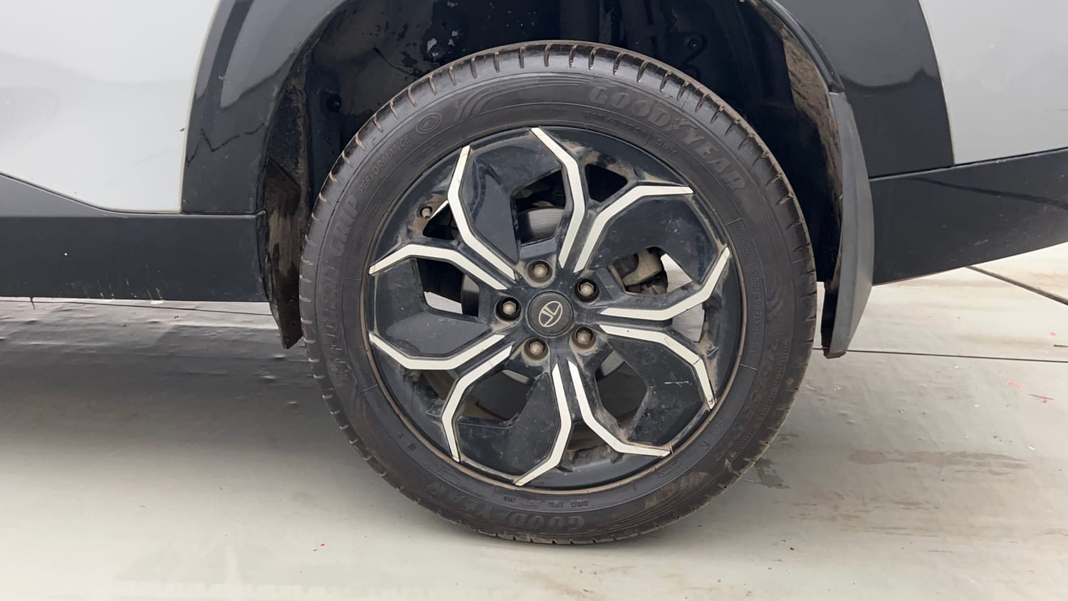 Used 2024 Tata Curvv Accomplished S 1.5 Kryojet Diesel 6MT Diesel Manual tyres LEFT REAR TYRE RIM VIEW