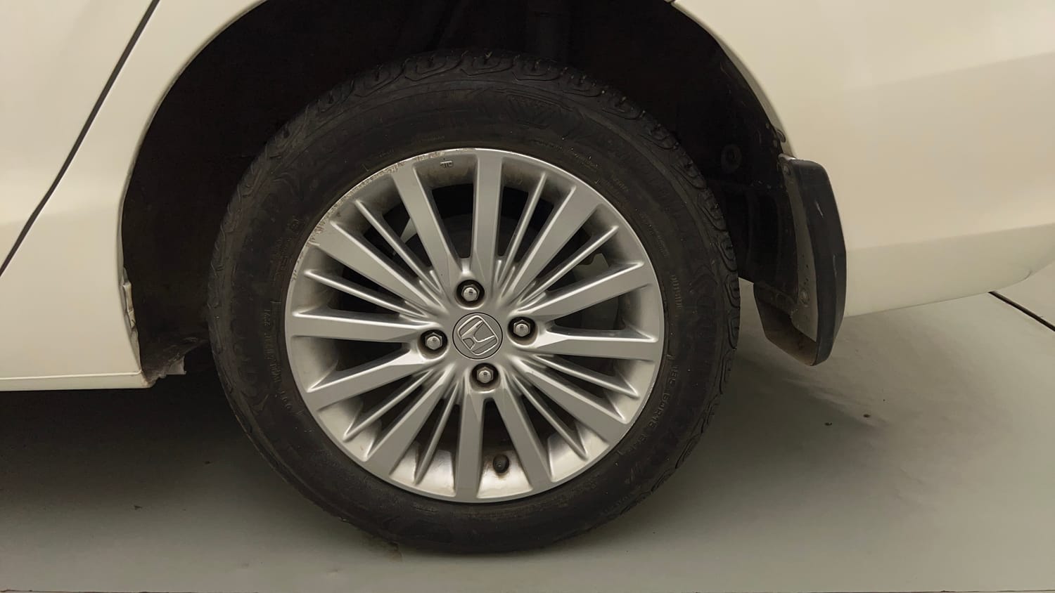 Used 2021 Honda City V CVT Petrol Petrol Automatic tyres LEFT REAR TYRE RIM VIEW