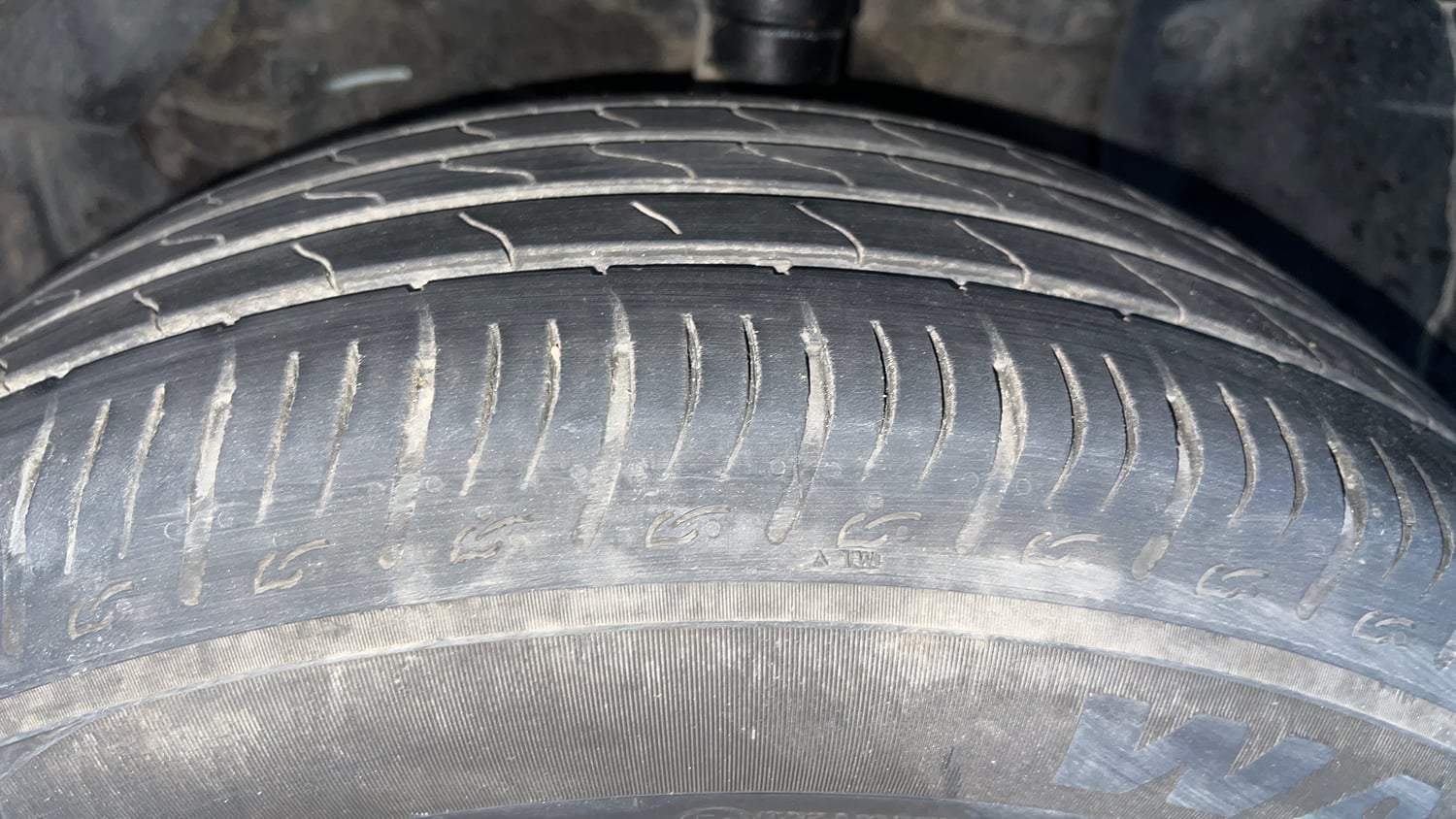 Used 2019 maruti-suzuki Vitara Brezza ZDi Plus Dual Tone AGS Diesel Automatic tyres LEFT FRONT TYRE TREAD VIEW