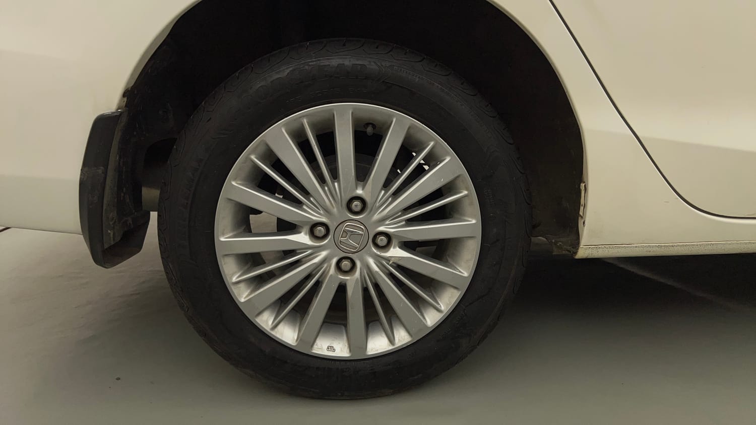 Used 2021 Honda City V CVT Petrol Petrol Automatic tyres RIGHT REAR TYRE RIM VIEW