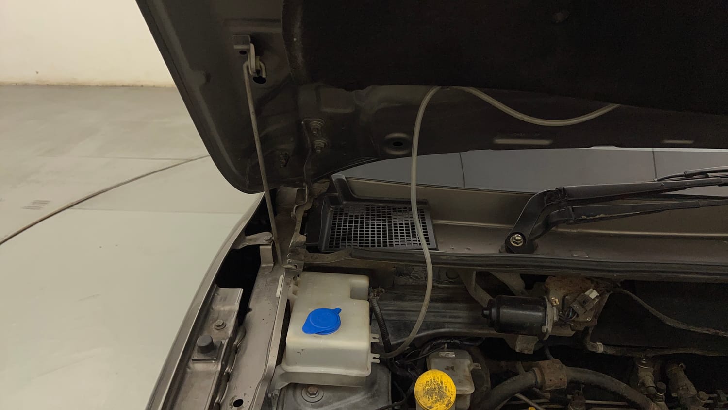 Used 2019 Renault Kwid CLIMBER 1.0 Petrol Manual engine ENGINE RIGHT SIDE HINGE & APRON VIEW