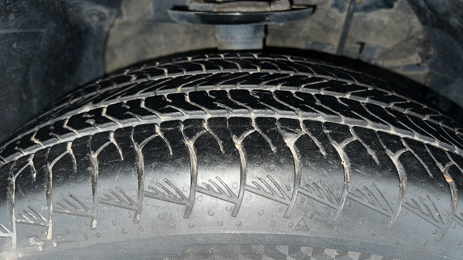 Used 2023 Toyota Urban Cruiser Hyryder V Hybrid Dual Tone Hybrid Automatic tyres RIGHT FRONT TYRE TREAD VIEW