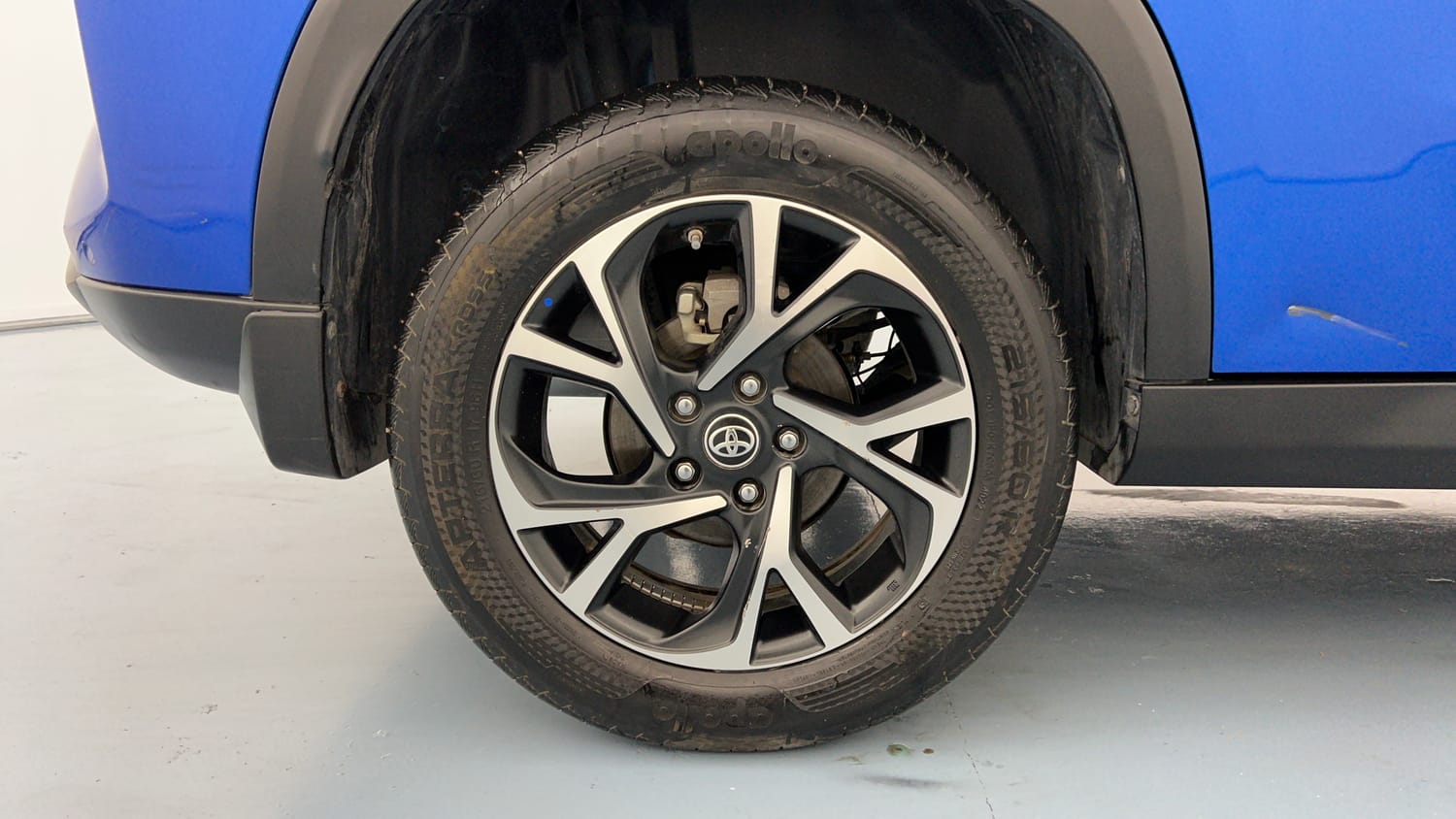 Used 2023 Toyota Urban Cruiser Hyryder V Hybrid Dual Tone Hybrid Automatic tyres RIGHT REAR TYRE RIM VIEW