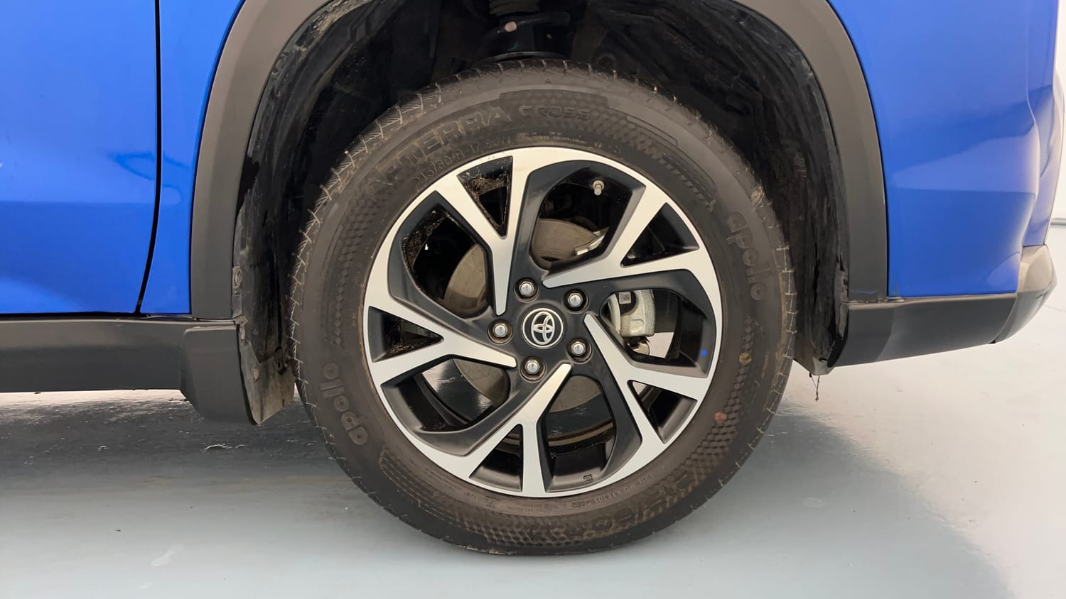 Used 2023 Toyota Urban Cruiser Hyryder V Hybrid Dual Tone Hybrid Automatic tyres RIGHT FRONT TYRE RIM VIEW