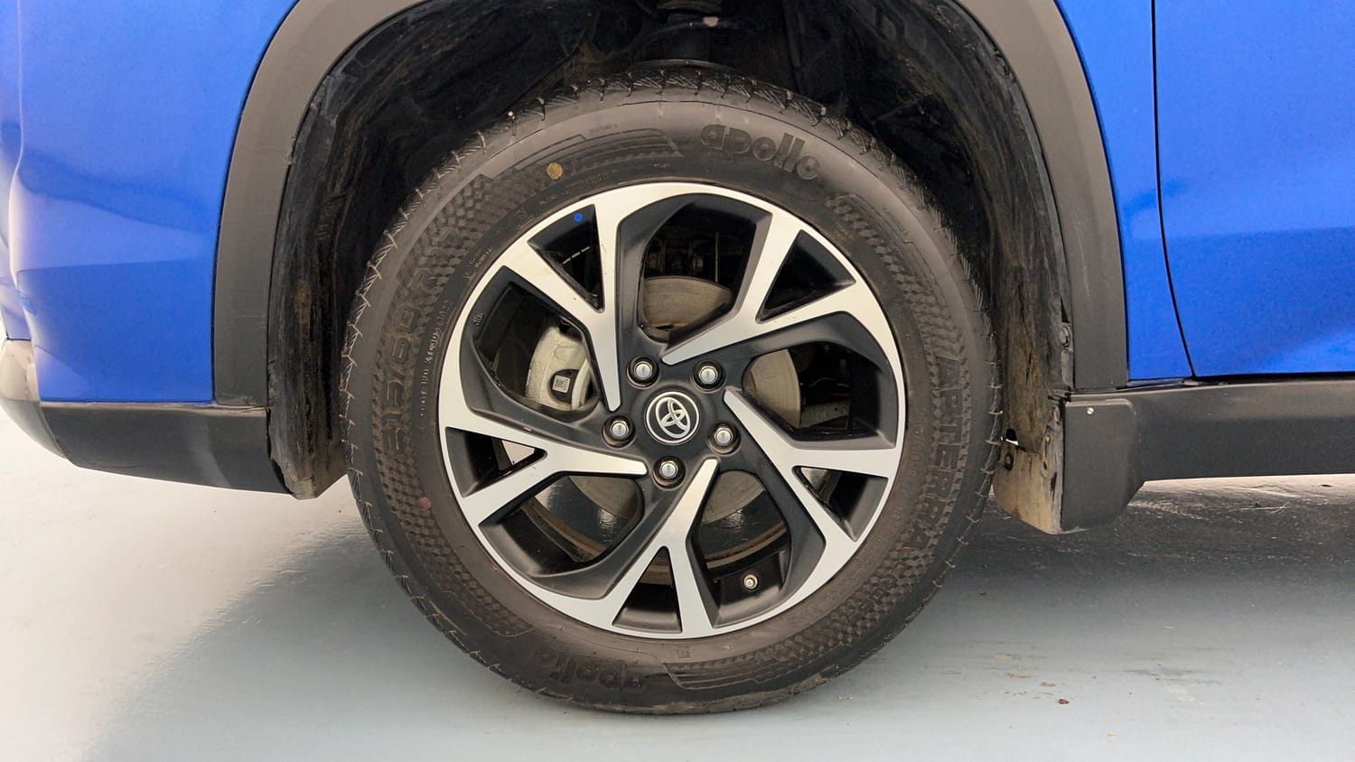 Used 2023 Toyota Urban Cruiser Hyryder V Hybrid Dual Tone Hybrid Automatic tyres LEFT FRONT TYRE RIM VIEW